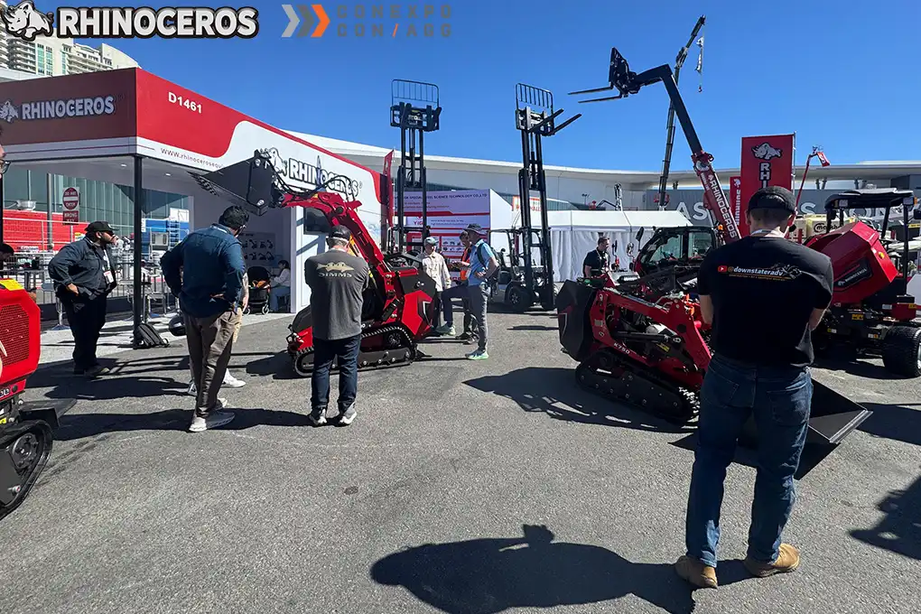 Rhinoceros는 CONEXPO CON AGG 2026에서 굴삭기와 로더를 전시하는 건설 장비 전시 부스를 운영합니다.